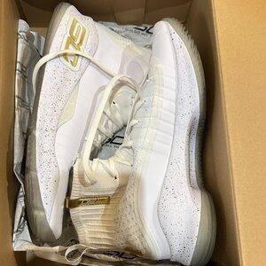 UA Curry 4 - championship- Under Armour White & Gold Low-Top Basketball Sneakers